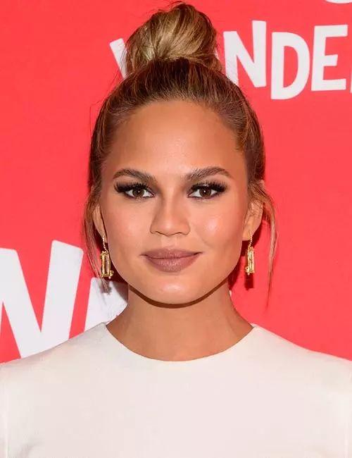 The Perfect Eyebrow Shape for a Round Face