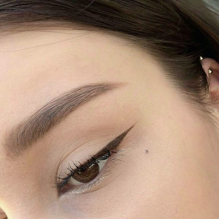 Straight Brows: The Effortless Trend Taking Over